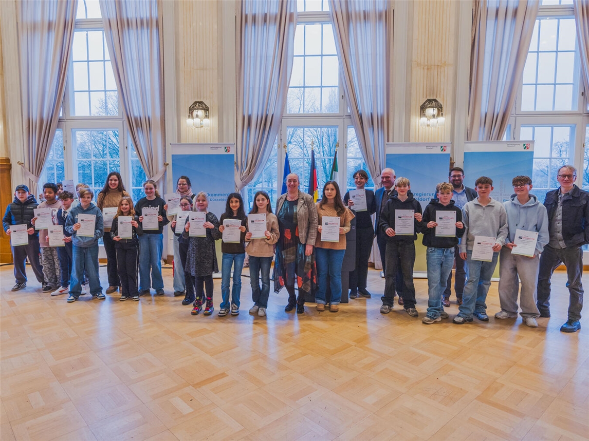 Die Siegerehrung des Erklärfilm-Wettbewerb der Bezirksregierung, an dem auch die Leegmeerschule aus Emmerich teilgenommen hat. Foto: BR_D