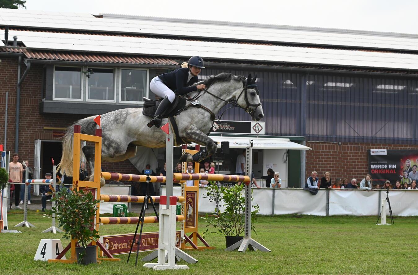 Die Siegerin im M-Springen um den Preis der Gemeinde Weeze: Emma Grüntjens mit Air Maxx vom RV Weeze. Foto: RV Weeze