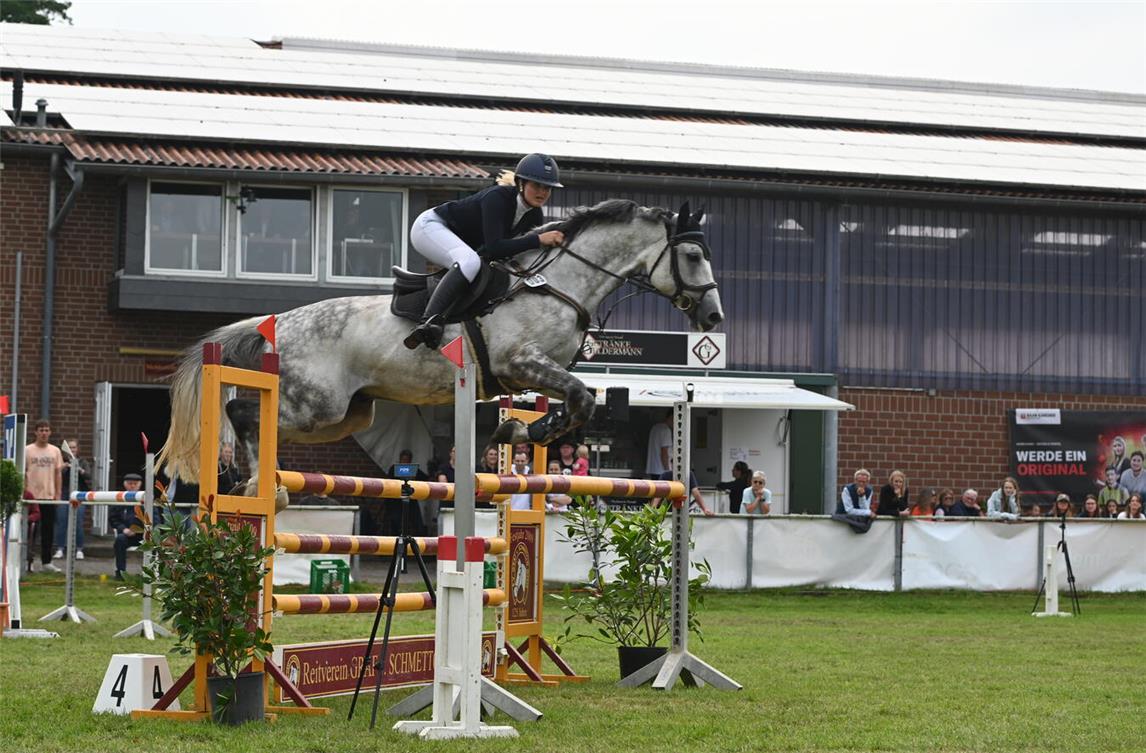 Die Siegerin im M-Springen um den Preis der Gemeinde Weeze: Emma Grüntjens mit Air Maxx vom RV Weeze. Foto: RV Weeze