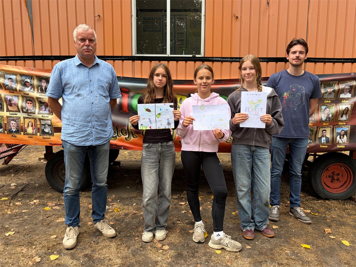 "Siegerinnen mit Gemeindemitgliedern bei Preisverleihung in Kranenburg"
