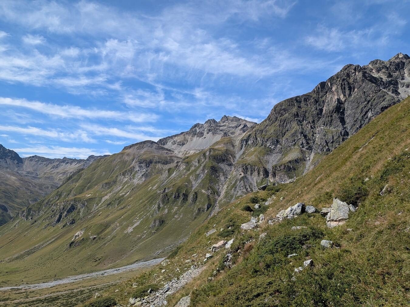 "Silvretta-Runde Bergtour: Ausgesetzte Grate und Gletscher in alpiner Hochgebirgslandschaft"