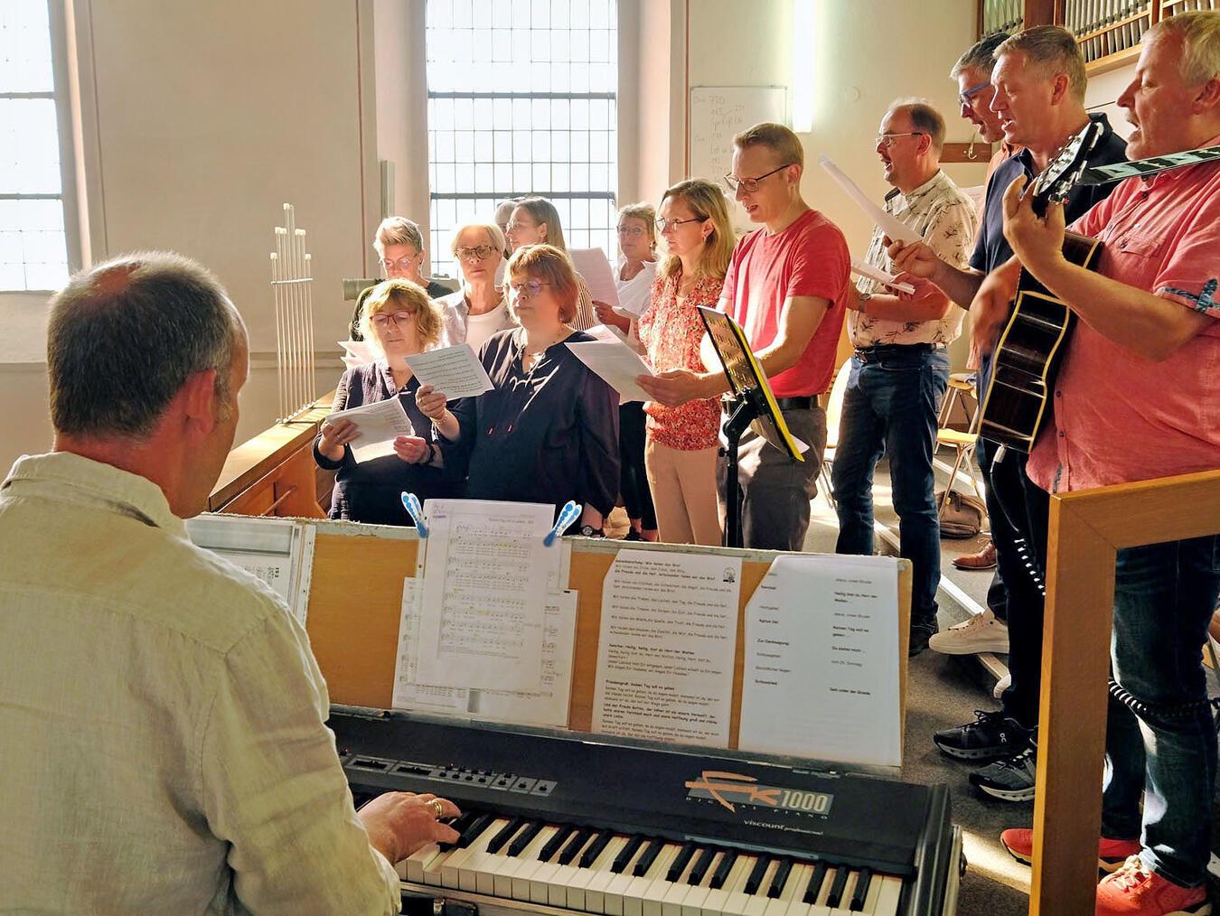 Die Sing- und Spielschar Nütterden gestaltete die Festmesse musikalisch mit. NN-Foto: Rüdiger Dehnen