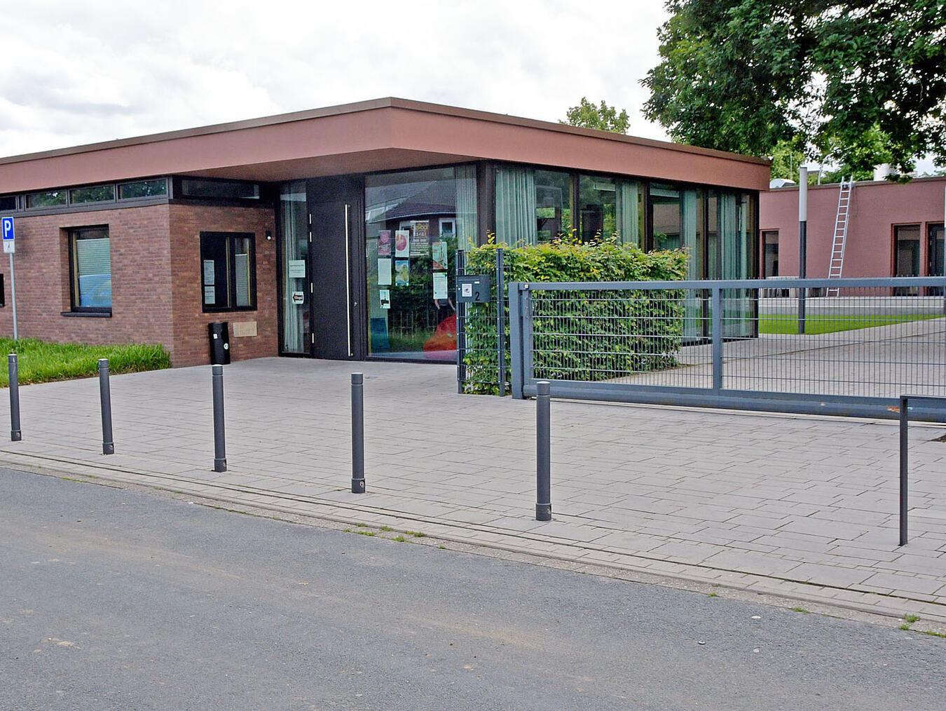 Die Situation vor dem EFFA: Einen Bürgersteig gibt es ander Feldmannstege nicht und wenn 30 bis 40 Jugendliche draußen stehen, kann es eng werden.NN-Foto: Rüdiger Dehnen