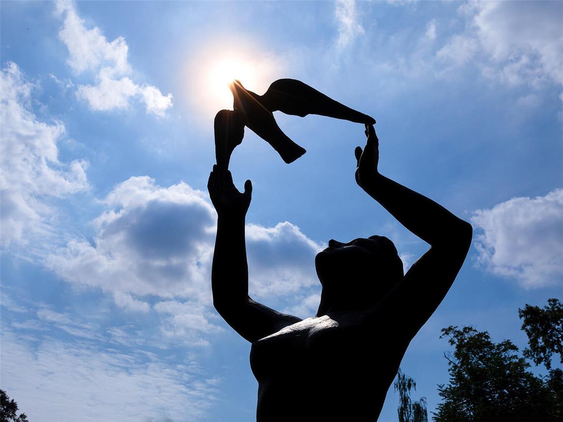 Die Skulptur von Hans Reicher, „Der Friede“, 1977. Foto: SMSM/Axel Jusseit