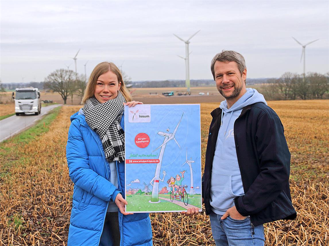 Die SL Naturenergie bietet für das Repowering des Windparks Issum eine Bürgerbeteiligung an: Stefanie Flam (Kommunikation und Presse SL Naturenergie) und Sebastian Gampe (Projektentwickler) informierten vor Ort über die Einzelheiten.NN-Foto: Theo Leie