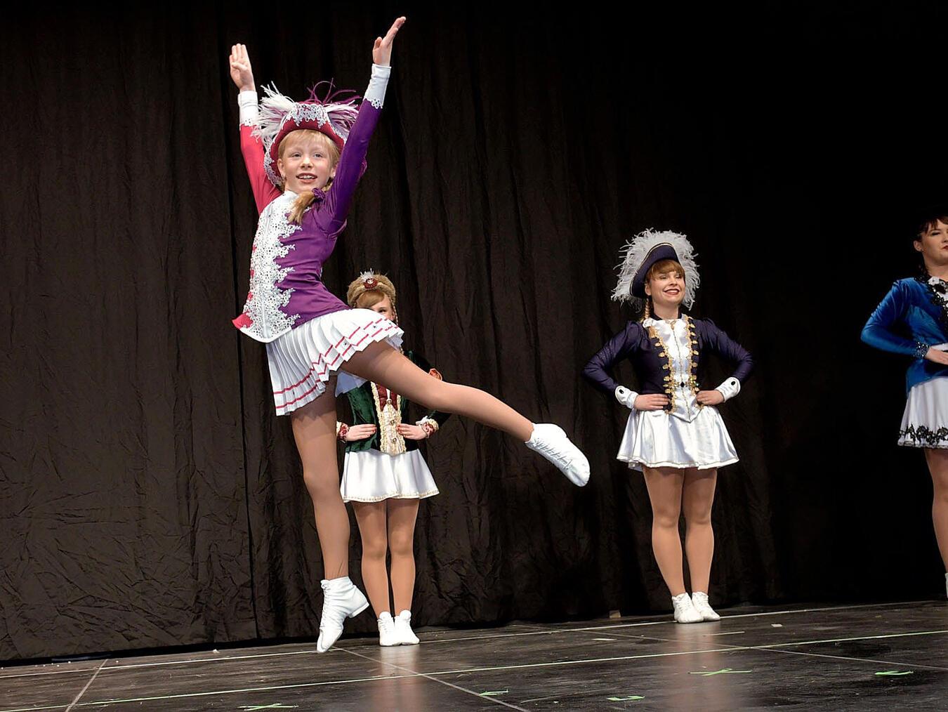 Die Solotänzerinnen werden mit reichlich Applaus belohnt. NN-Foto: Rüdiger Dehnen