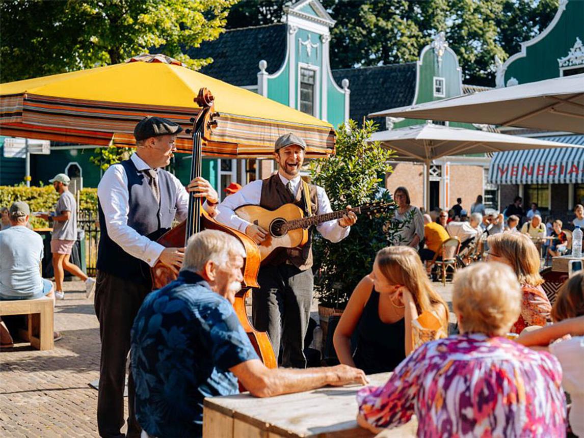 Die Sommerabende bieten viel Musik und Entertainment für einen geselligen Abend mit Freunden oder Familie. Foto. Linde Berends/Holland Erlebnismuseum