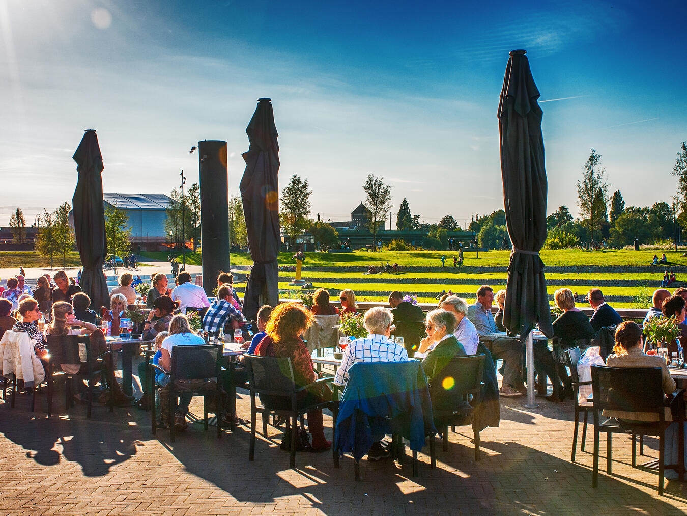Die Sonne auf den schönen Terrassen direkt an der Maas genießen – der Venloer Stadthafen lädt zum Verweilen ein. Foto: Petra Lenssen