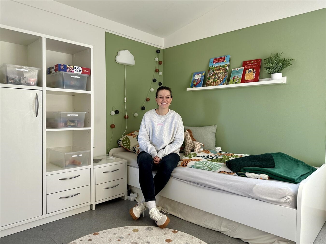 Die Sozialpädagogin Lena de Jong hat gemeinsam mit ihren Kolleginnen und Kollegen die Kinderzimmer in der Inobhut- und Klärungsgruppe des SOS-Kinderdorfs Niederrhein neugestaltet. Im Waldzimmer kommen Kinder an, die vom Jugendamt der Stadt Kleve in Obhut genommen wurden. Foto: SOS-Kinderdorf Niederrhein / Katrin Wißen