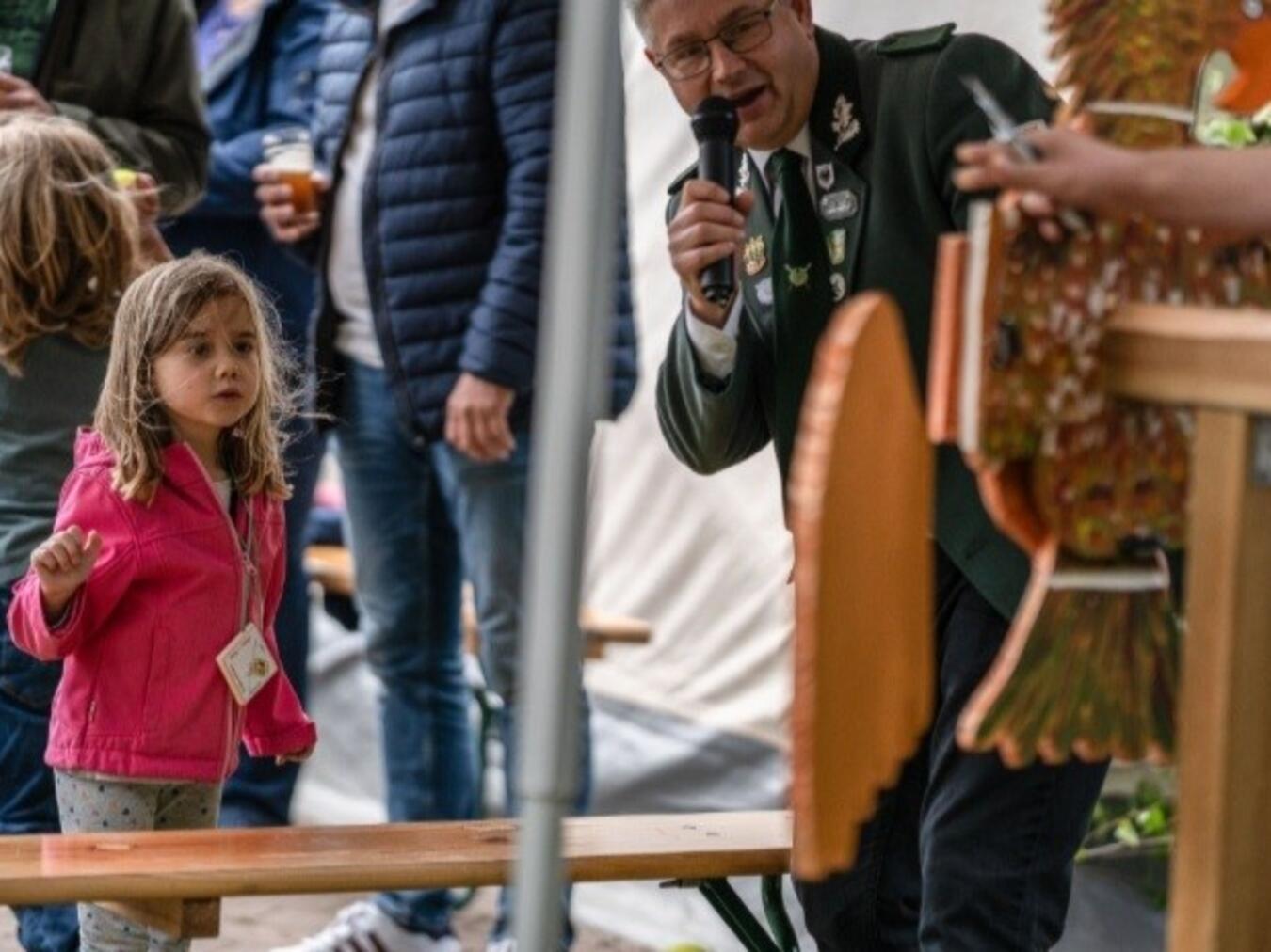 Die spätere Kinderkönigin Enie beim Vogelwerfen mit Kalle Saßen als Organisator des Events. Foto Miriam Steinfeld