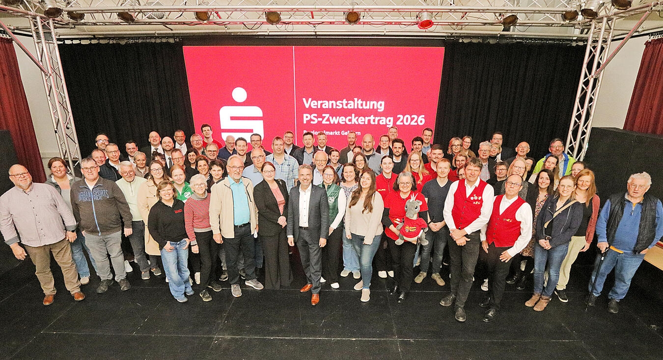 Die Sparkasse Krefeld schüttet aus dem PS-Zweckertrag rund 670.000 Euro an über 400 Vereine und gemeinnützige Organisationen in Krefeld, im Kreis Viersen sowie im südlichen Kreis Kleve aus. Im Nieukerker Adlersaal wurden die Spendenumschläge übergeben. NN-Foto: Theo Leie