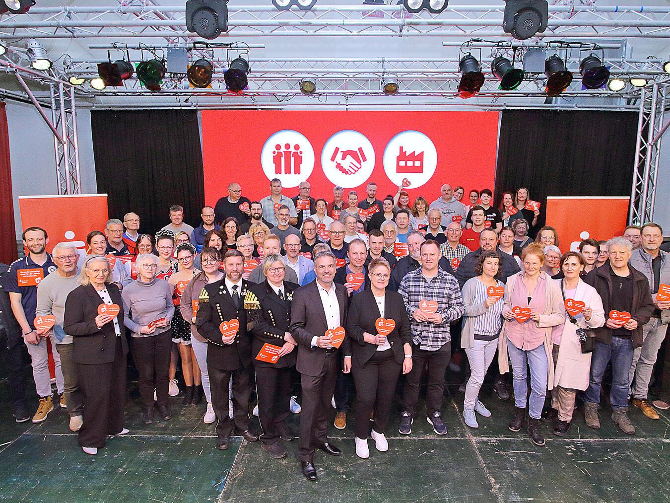 Die Sparkasse Krefeld übergab im Adlersaal in Nieukerk die Spenden aus dem PS-Zweckertrag an rund 100 Vereine und Organisationen aus dem Südkreis Kleve. NN-Foto: Theo Leie