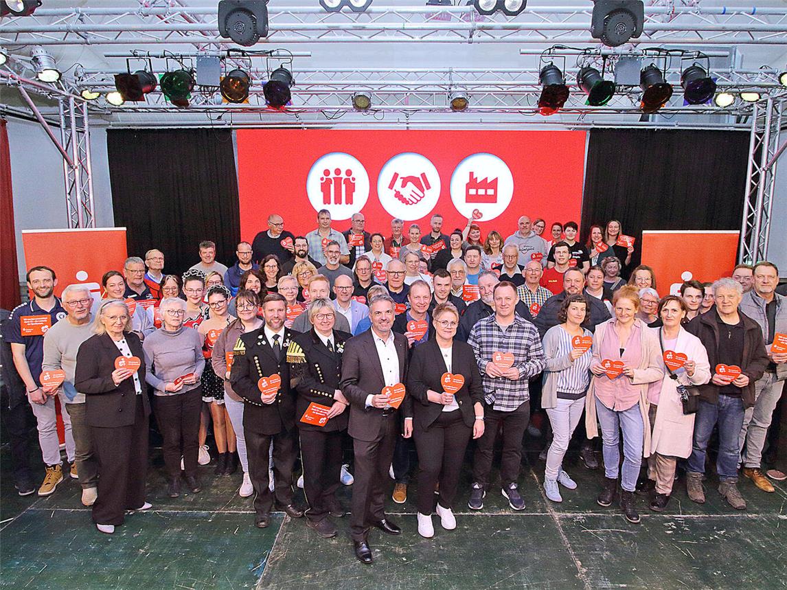 Die Sparkasse Krefeld übergab im Adlersaal in Nieukerk die Spenden aus dem PS-Zweckertrag an rund 100 Vereine und Organisationen aus dem Südkreis Kleve. NN-Foto: Theo Leie