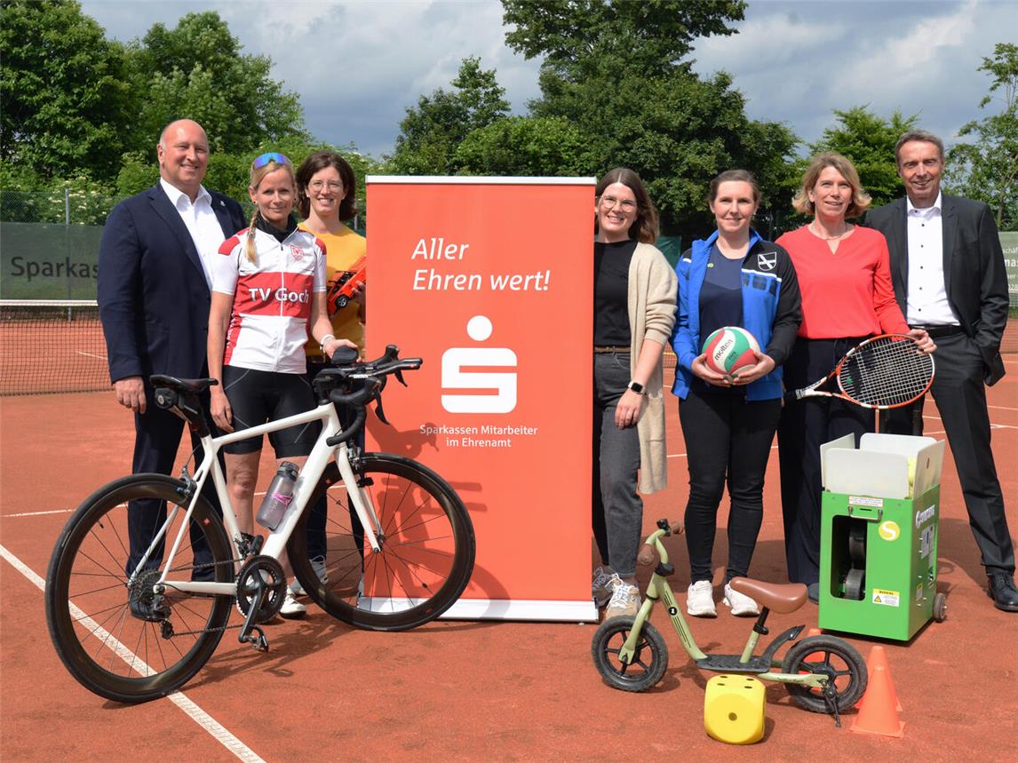 Die Sparkassen-Vorstände Wilfried Röth (r.) und Thomas Müller (l.) überreichen auf der Winnekendonker Tennisanlage Spenden an Vereine, in denen Sparkassen-Mitarbeitende sich ehrenamtlich engagieren. Foto: Sparkasse Rhein-Maas