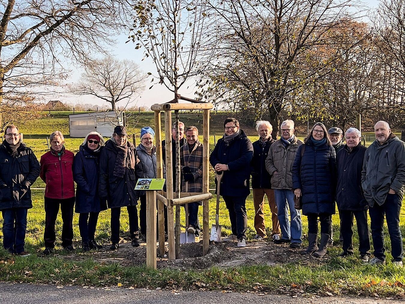 Die SPD mit Gästen bei einer Baumpflanzaktion in Auwel-Holt.Foto: privat