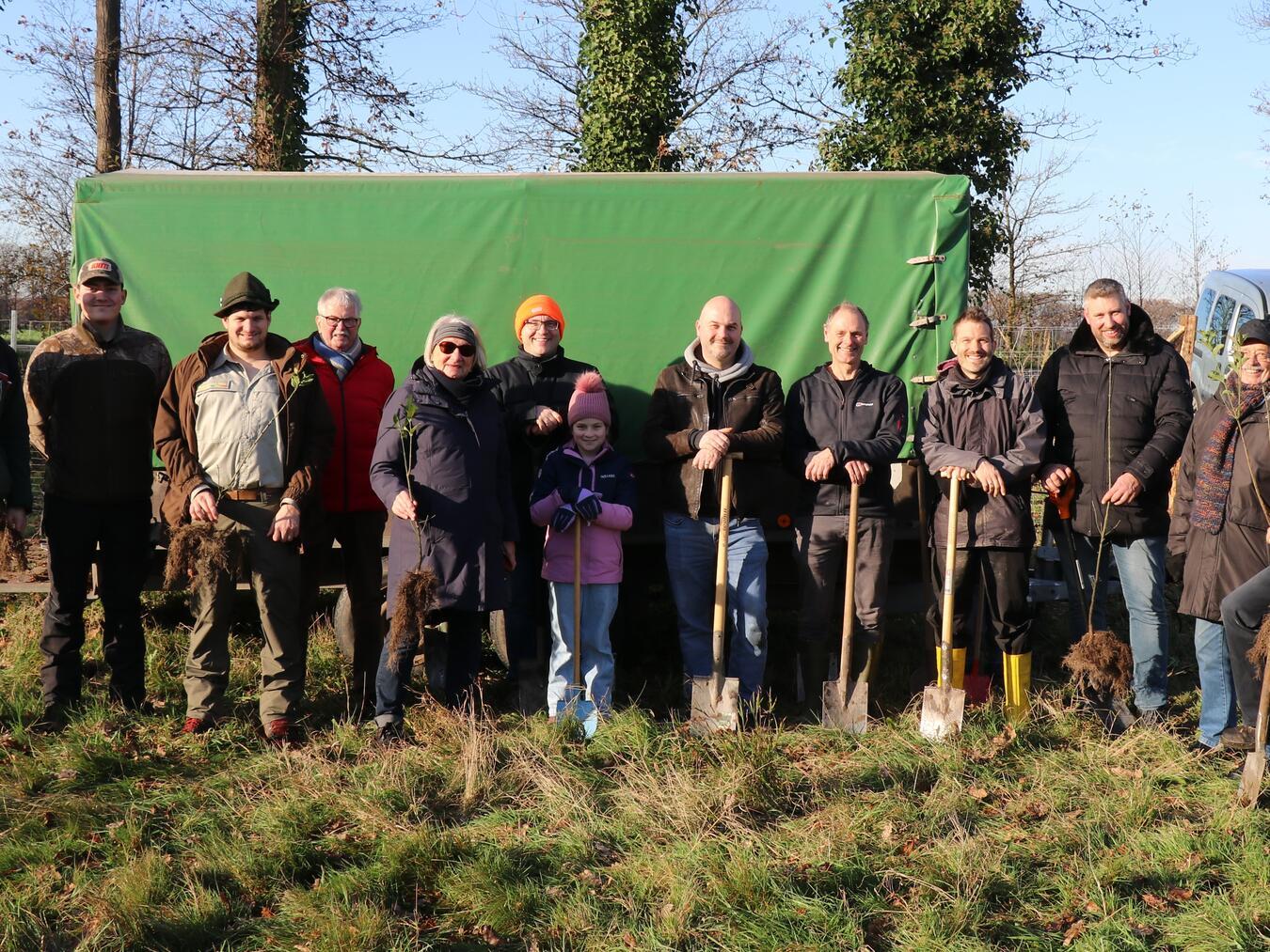 Die SPD-Mitglieder bei der Pflanzaktion in Kastanienburg.Foto: privat