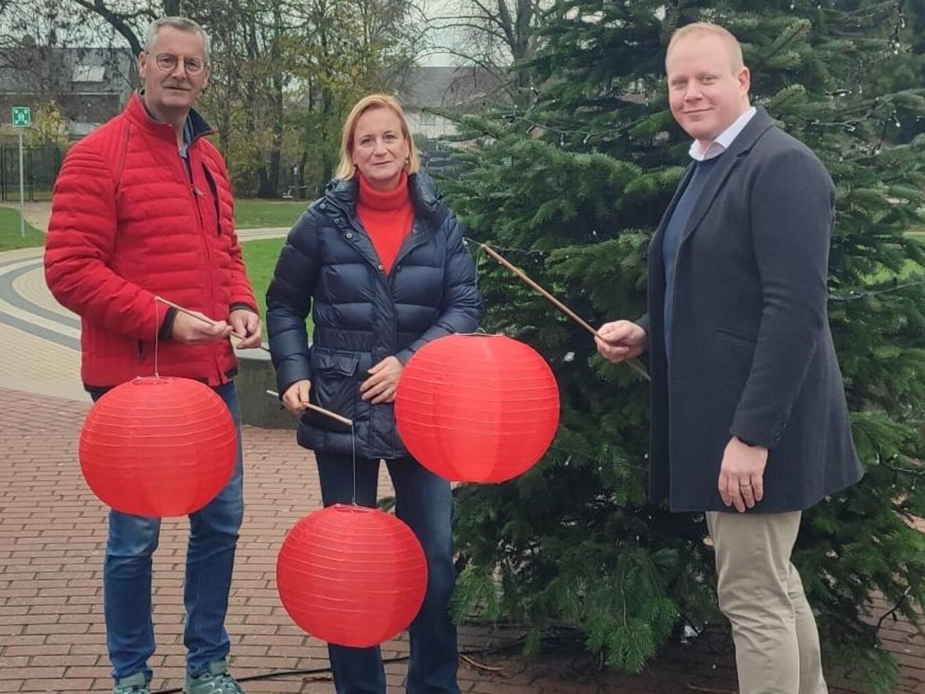 Die Spende übergab der Marktbereichsleiter der Sparkasse, Tobias Friedhoff (r.), an die Vorsitzende Claudia Hammes-Ingenbleek und Günter Leenen. Foto: privat