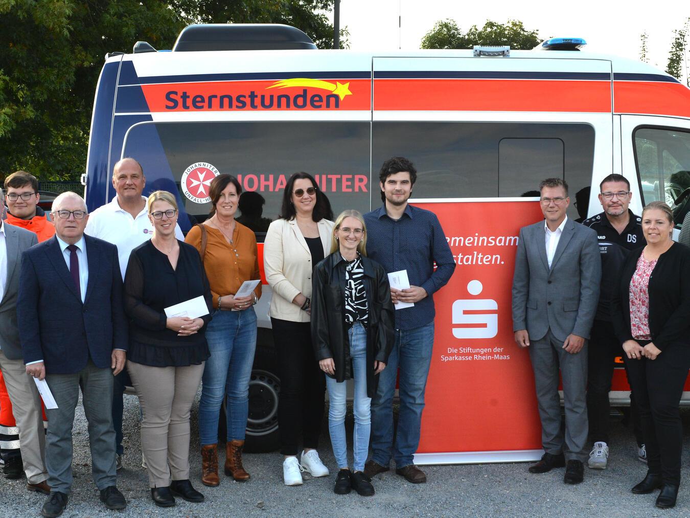 Die Spendenübergabe fand bei der Johanniter-Unfall-Hilfe statt. Foto: Stiftungen der Stadtsparkasse Emmerich-Rees/Sparkasse Rhein-Maas