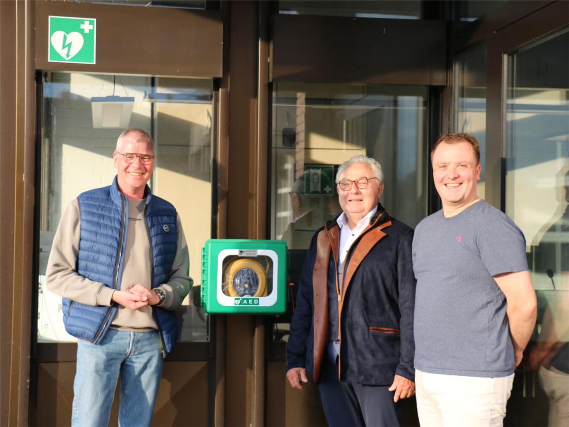 Die Spender Christian Umbach und Fritz van Dornick mit Dominik Gründler vom Vorstand des Fördervereins Löschzug Kalkar. Foto: privat