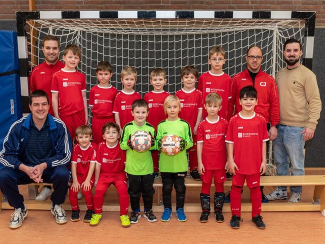 Neue Trikots für die F-Jugend des JSG Rot Weiß Geldern Die Spender mit den stolzen Sportlern. Foto: privat