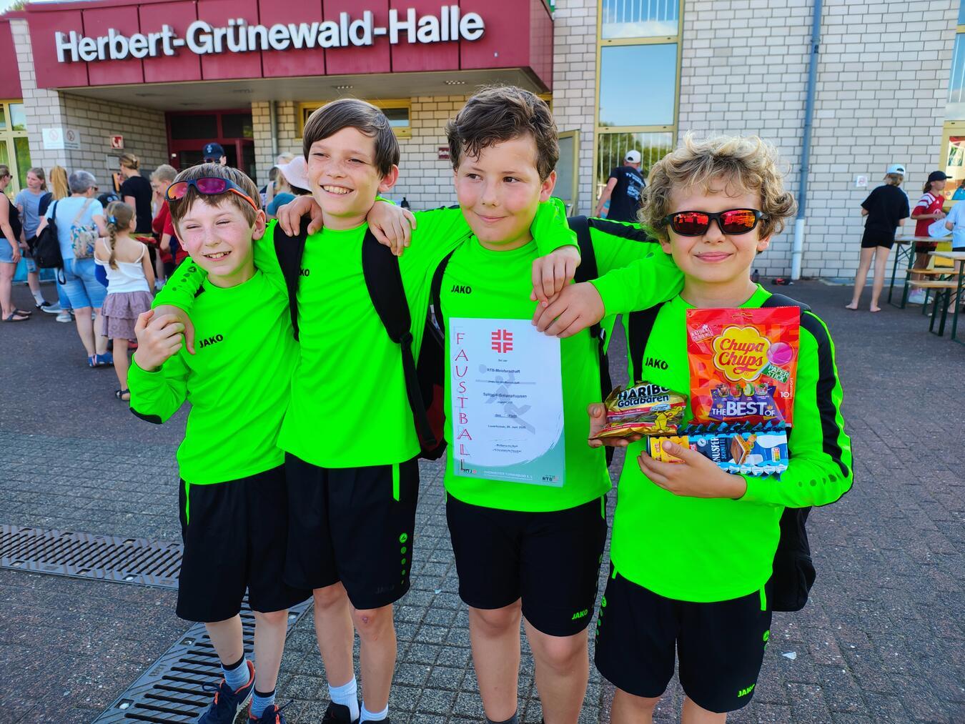 Die Spieler der U12 Faustballmannschaft freuen sich über ihre gelungene Platzierung. Foto: privat