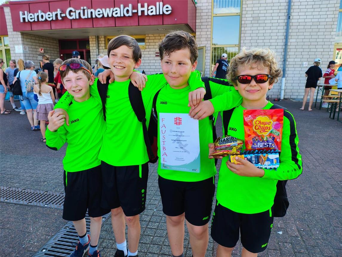 Die Spieler der U12 Faustballmannschaft freuen sich über ihre gelungene Platzierung. Foto: privat
