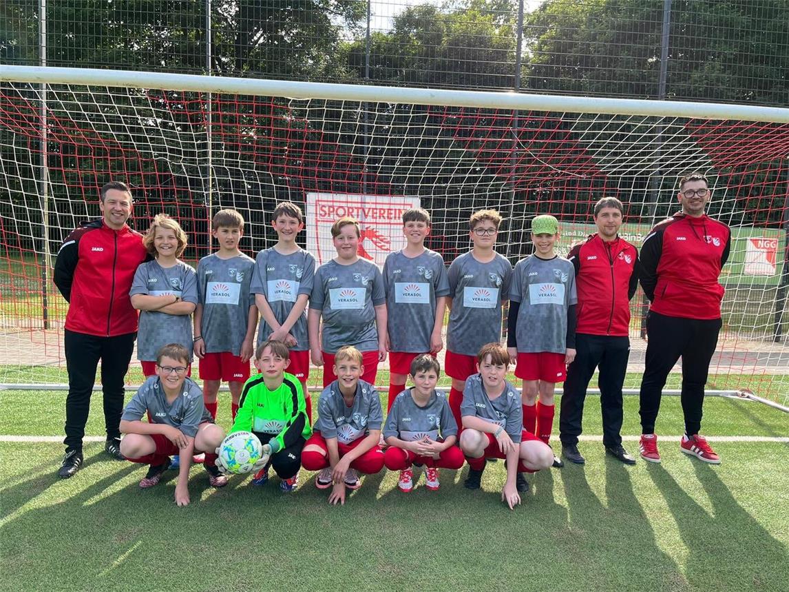 Die Spieler und das Trainerteam freuen sich über den neuen Trkotsatz. Foto: privat