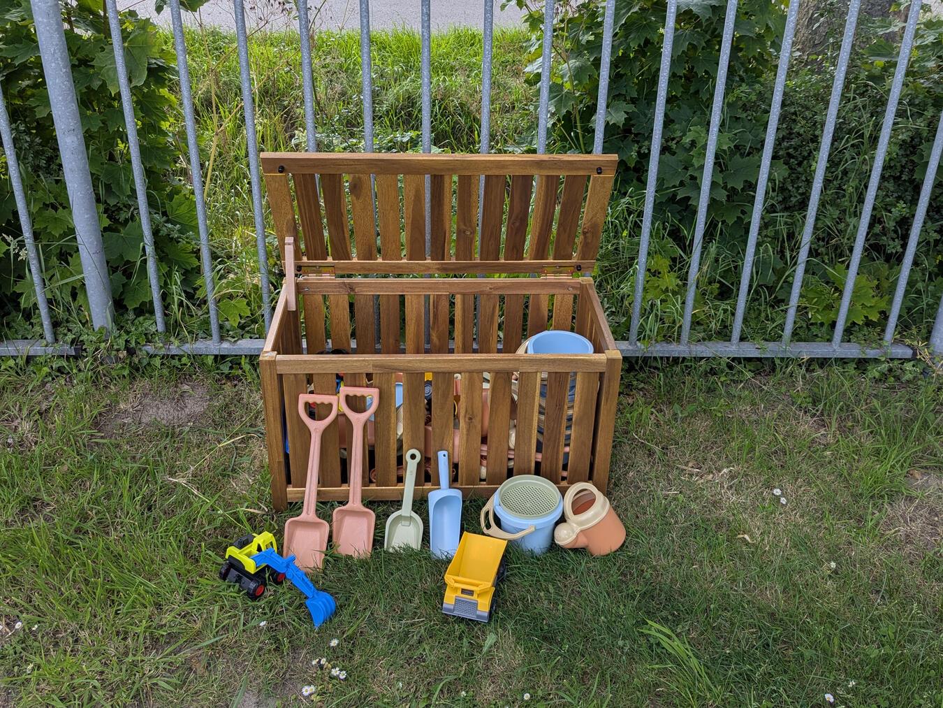 Die Spielgruppe Schottheide hat kürzlich durch den Verkauf von Waffeln eine bemerkenswerte Summe eingenommen und diese gleich in ein Projekt für das ganze Dorf investiert. Foto: privat