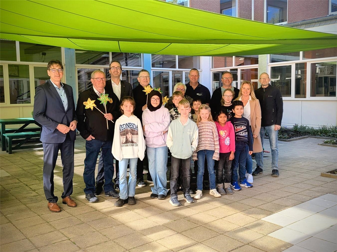 Die Sponsoren der St.-Adelheid-Schule kamen zusammen, um sich gemeinsam das neue grüne Sonnensegel im Innenhof anzuschauen. Mit dabei unter anderem: (v.l) Markus Bexten (Volksbank), Jakob Willems (De Kölsche Tön), Andreas Gansen (Sparkasse), Gerd Lange (Kölsche Tön). NN-Foto: J. Kurschatke