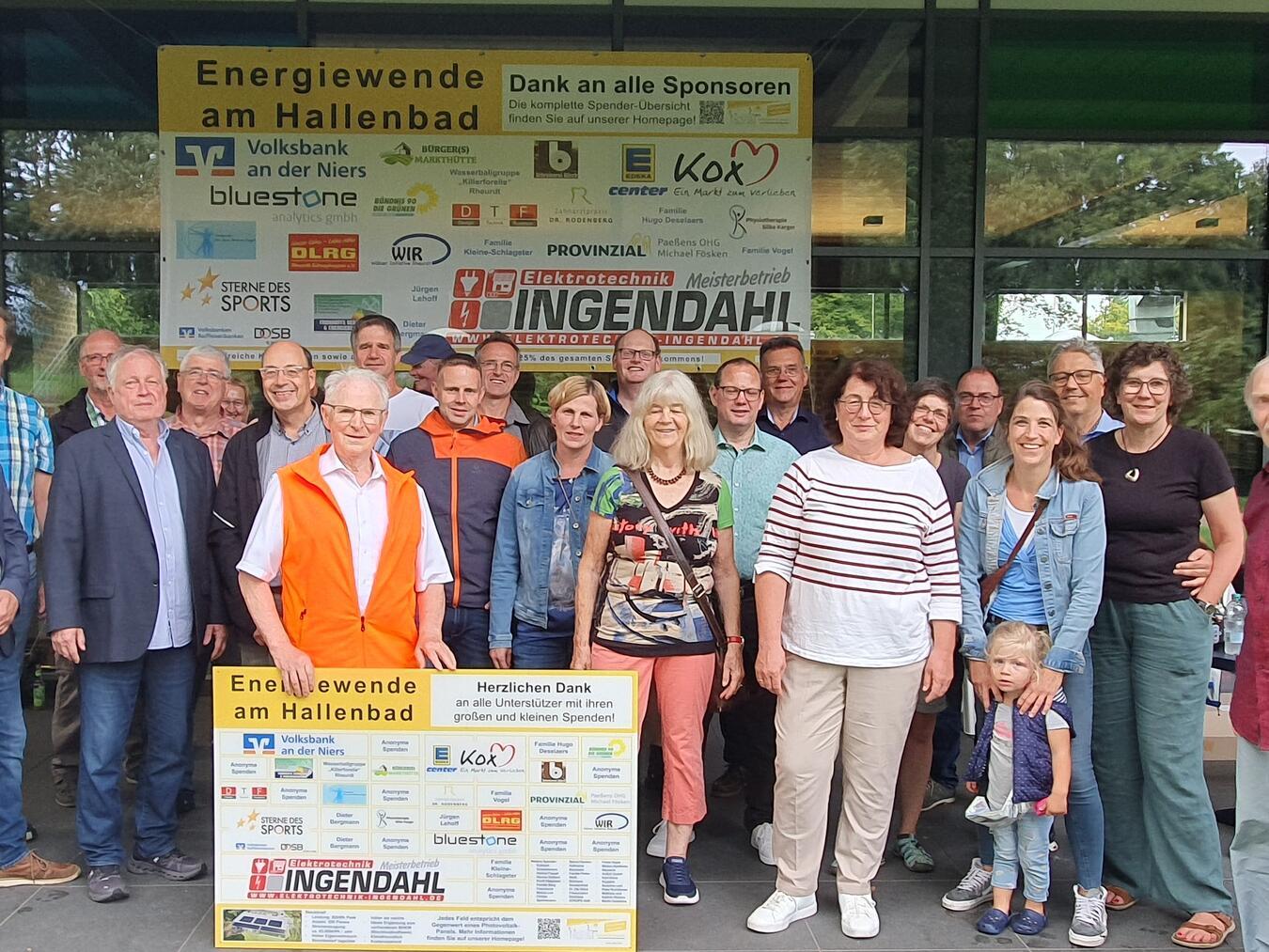 Energiewende am Hallenbad geht in die nächste Runde Die Sponsoren feierten die Einweihung der PV-Anlage.Fotos: Schwimmfreunde Rheurdt