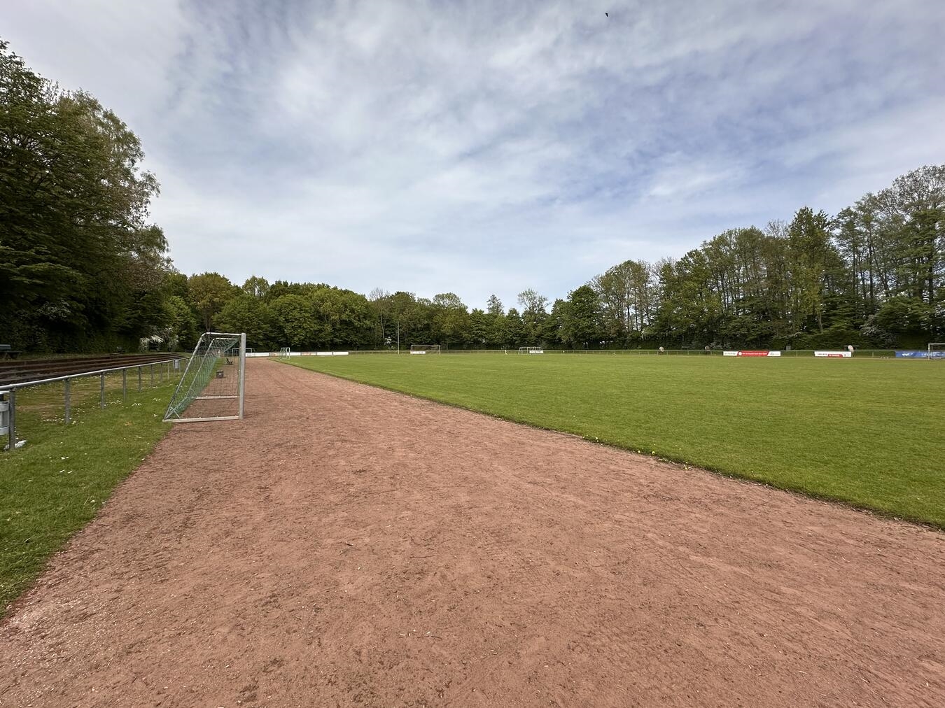 "Moderne Sportanlage am Holländer See mit neuer Leichtathletik-Anlage und Kunstrasenplatz in Geldern."