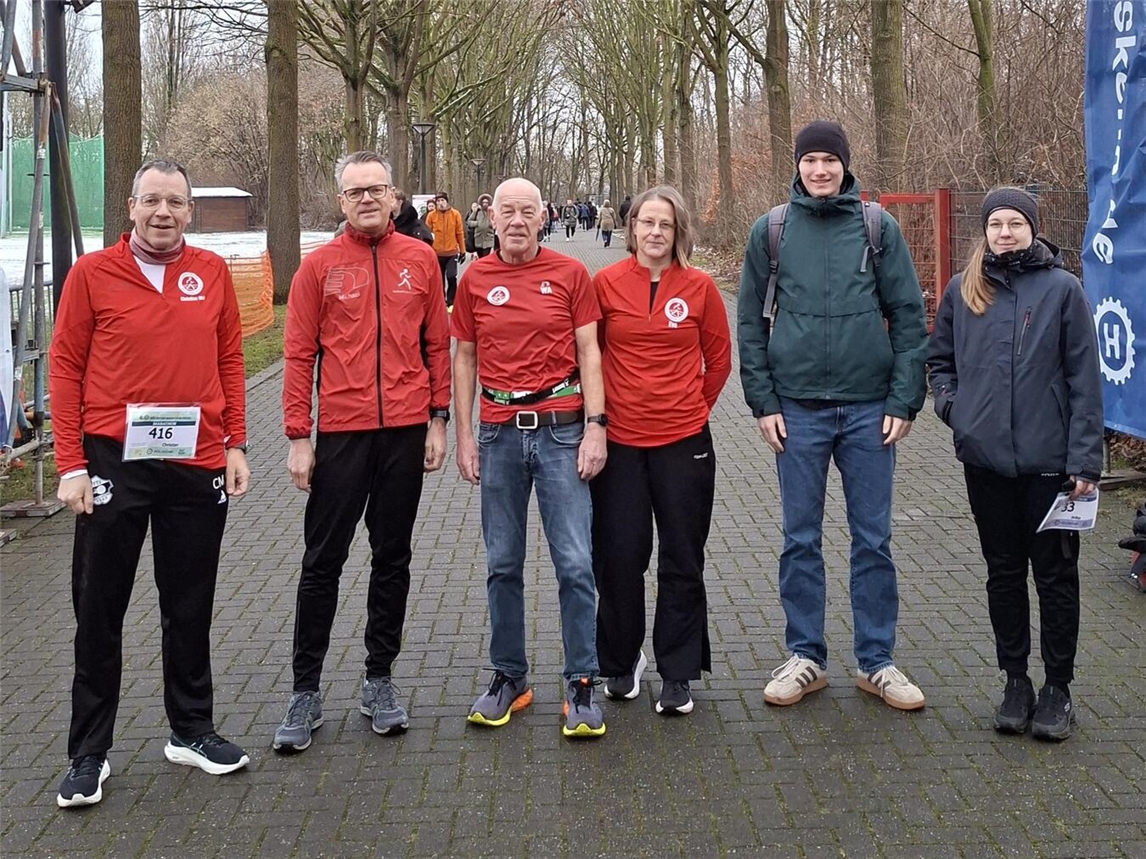 Die Sportler des Halderner Lauftreffs beim Marathon am Auesee in Wesel. Foto: privat