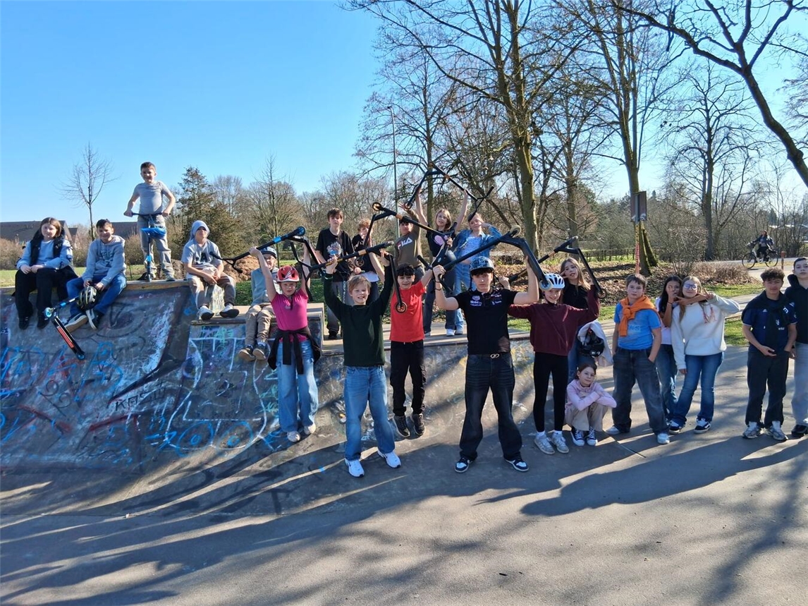Die Sportprofilklasse 5c auf der Skatebahn. Foto: privat