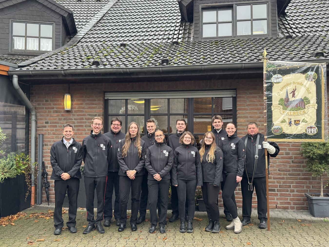 Die St.-Aloysius-Jungschützen freuen sich über das wetterfeste Outfit. Foto: privat