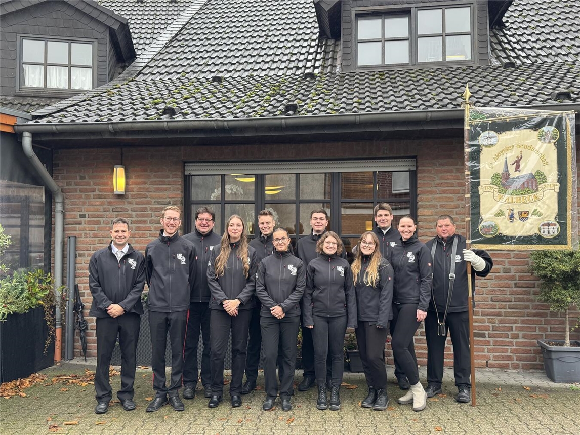 Die St.-Aloysius-Jungschützen freuen sich über das wetterfeste Outfit. Foto: privat