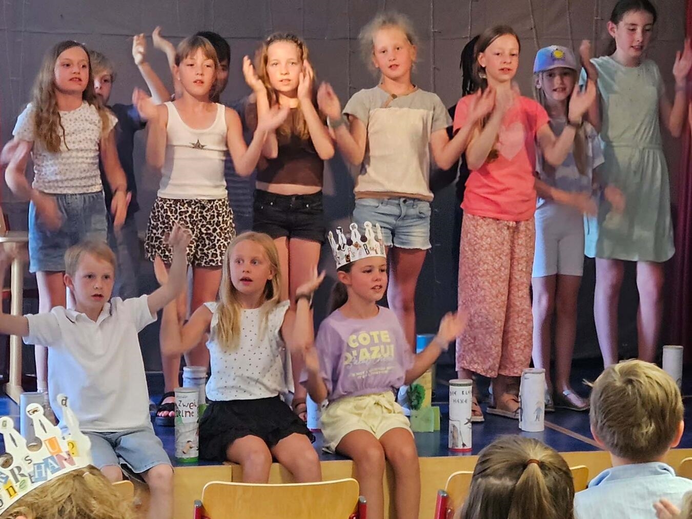 "St. Antonius Kinder singen eigens getextetes Lied für Lesekönige, Schulveranstaltung, Kreativität, Musik."