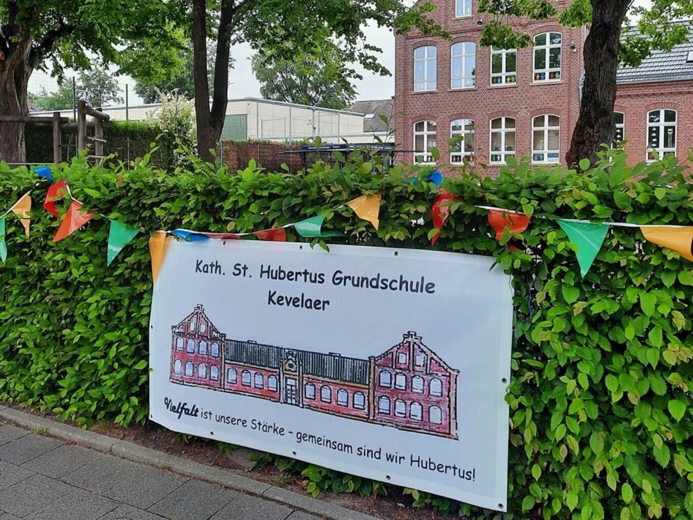 "St. Hubertus-Grundschule feiert Jubiläen: 20 Jahre OGS, Hubertusstatue & 10 Jahre Musikzweig"