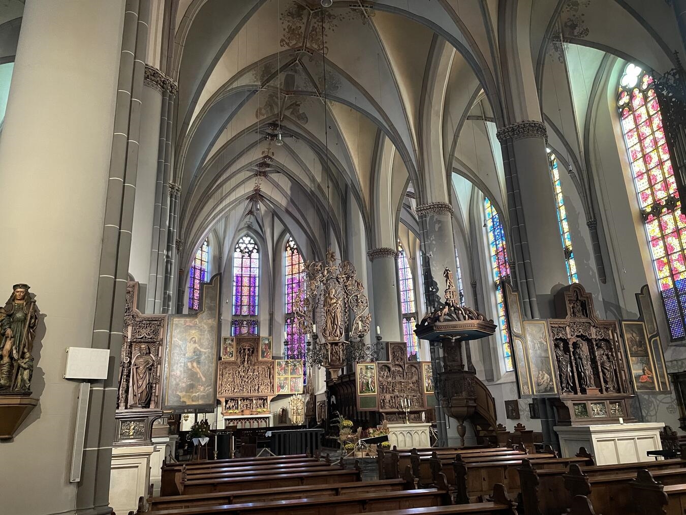Nikolausbruderschaft freut sich an neuem Licht in St. Nicolai Die St. Nicolai Kirche in Kalkar mit Blick auf den Marienaltar. Foto: privat