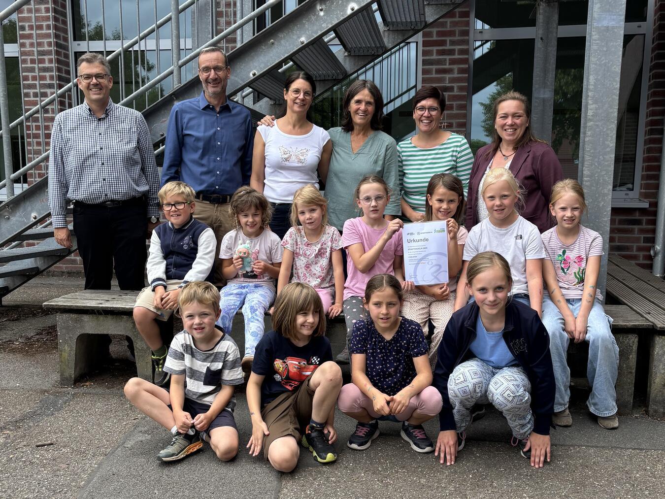 Die St. Nikolaus-Schule Issum freut sich über den Sonderpreis der Gemeinde Issum und der Westenergie.