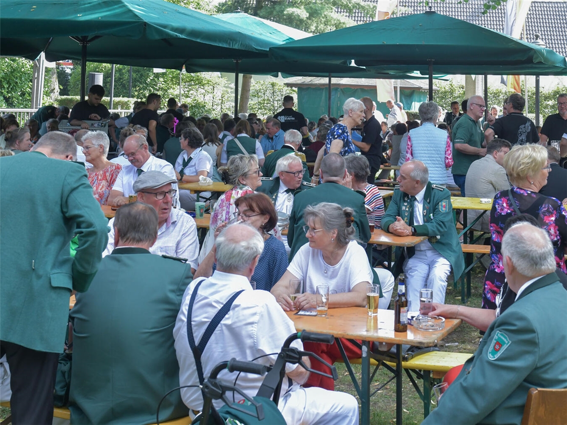 "St.-Sebastianer-Schützen bei Maifeier im Mai, Foto von Gerhard Seybert"