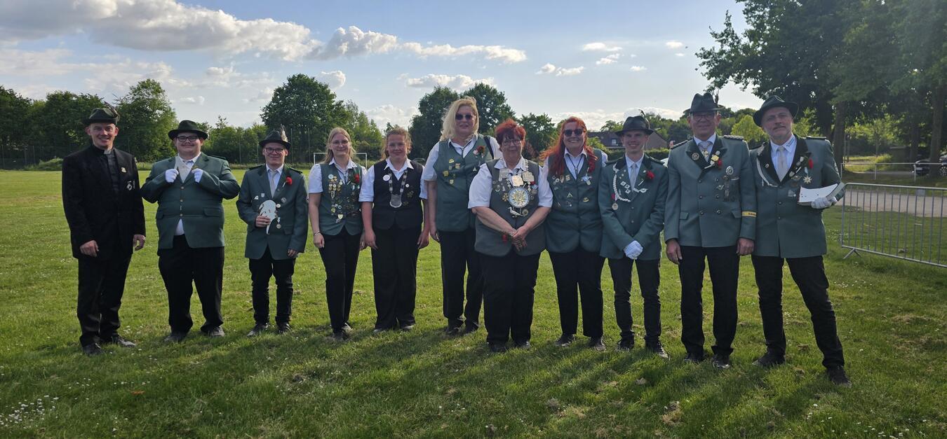Die St. Sebastianus-Bruderschaft Kevelaer blickt zurück auf eine gute Zeit beim traditionellen Preis-, Prinzen- und Königsvogelschießen. V.l.: Pastor Sebastian Frye, Max Tangermann, Tobias Runowsky, Michelle van Berlo, Amelie Hoenmanns, Ronda Laakmann, Renate Grüntjens, Ulla Schröer- van Well, Benedikt Berretz, Stefan Manders und Heinz Hochstrat. Foto: privat