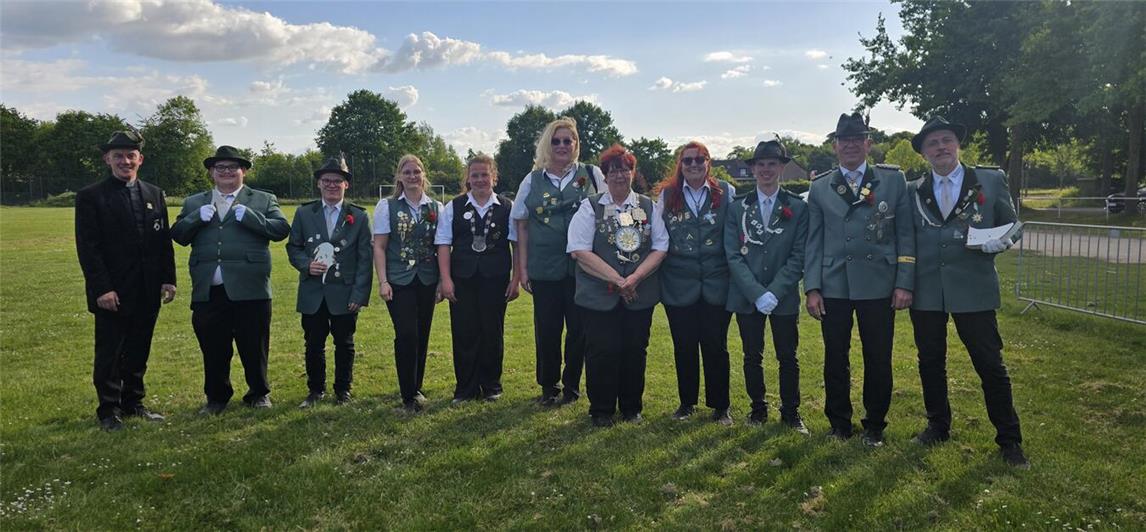 Die St. Sebastianus-Bruderschaft Kevelaer blickt zurück auf eine gute Zeit beim traditionellen Preis-, Prinzen- und Königsvogelschießen. V.l.: Pastor Sebastian Frye, Max Tangermann, Tobias Runowsky, Michelle van Berlo, Amelie Hoenmanns, Ronda Laakmann, Renate Grüntjens, Ulla Schröer- van Well, Benedikt Berretz, Stefan Manders und Heinz Hochstrat. Foto: privat
