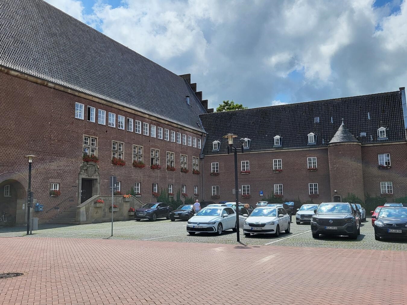 "Strategietreffen in Emmerich für klimafreundliche, kosteneffiziente Lösungen, Experten diskutieren nachhaltige Stadtentwicklung."