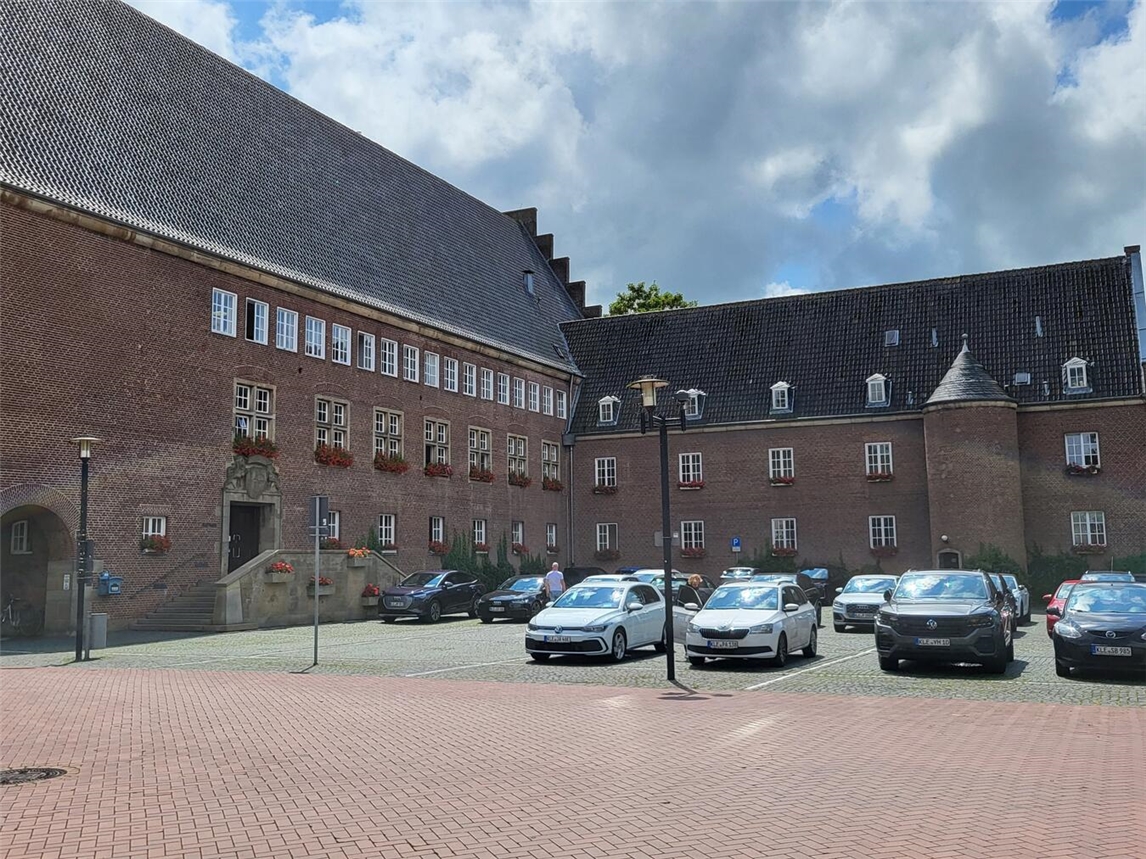 "Strategietreffen in Emmerich für klimafreundliche, kosteneffiziente Lösungen, Experten diskutieren nachhaltige Stadtentwicklung."