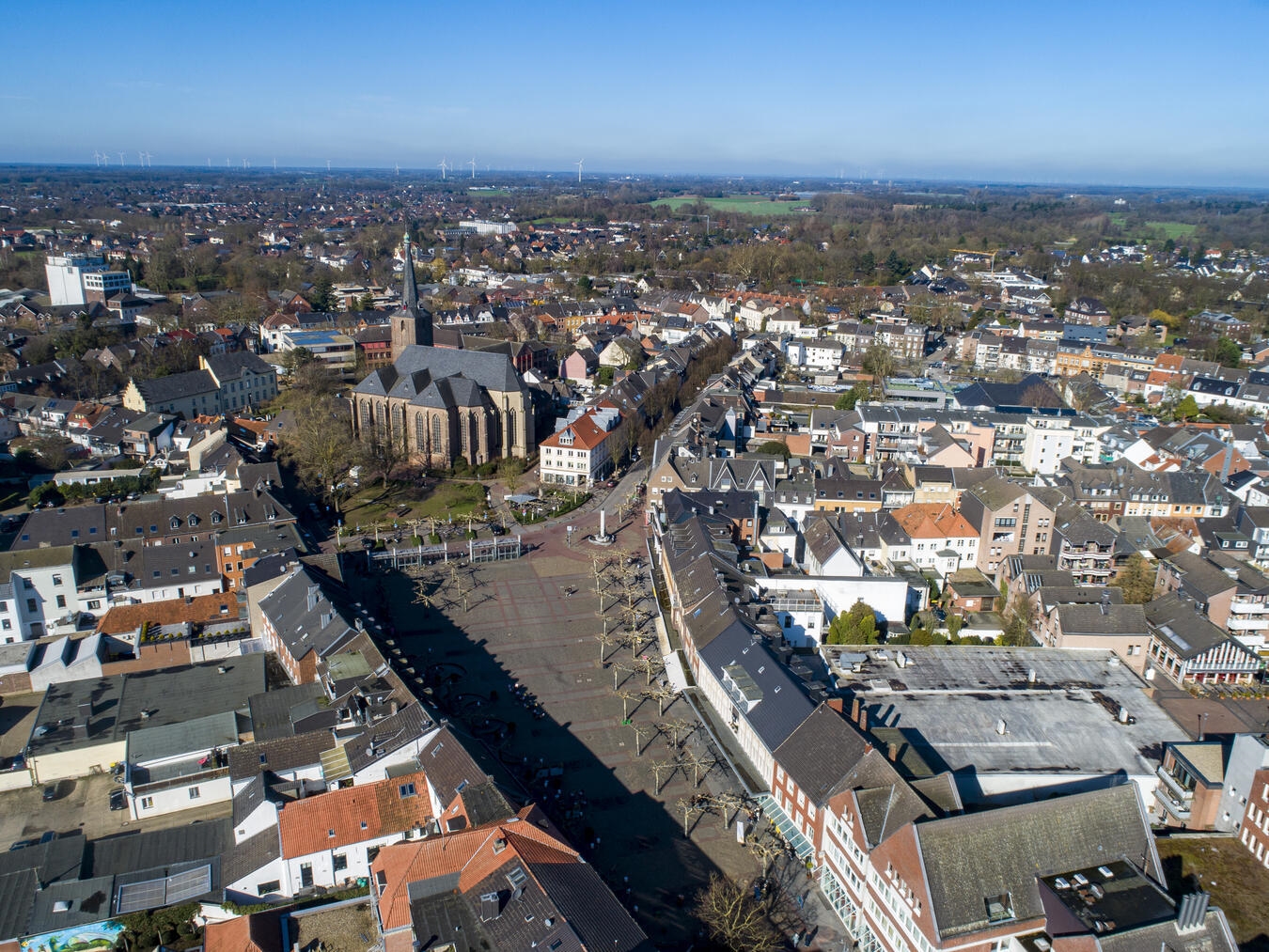 "Historische Führung auf dem Gelderner Marktplatz am Tag des offenen Denkmals, organisiert von der Stadt Geldern."