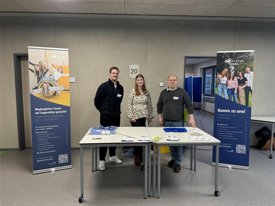 Die Stadt Geldern (v.l.n.r.: Leon Marquardt, Auszubildender, Anna-Lena Gellen, Auszubildende, und Christof Pilath, Leiter des Teams Personal und Organisation) hat beim Tag der Berufe verschiedene Ausbildungsberufe vorgestellt. Foto: Stadt Geldern/Gossens
