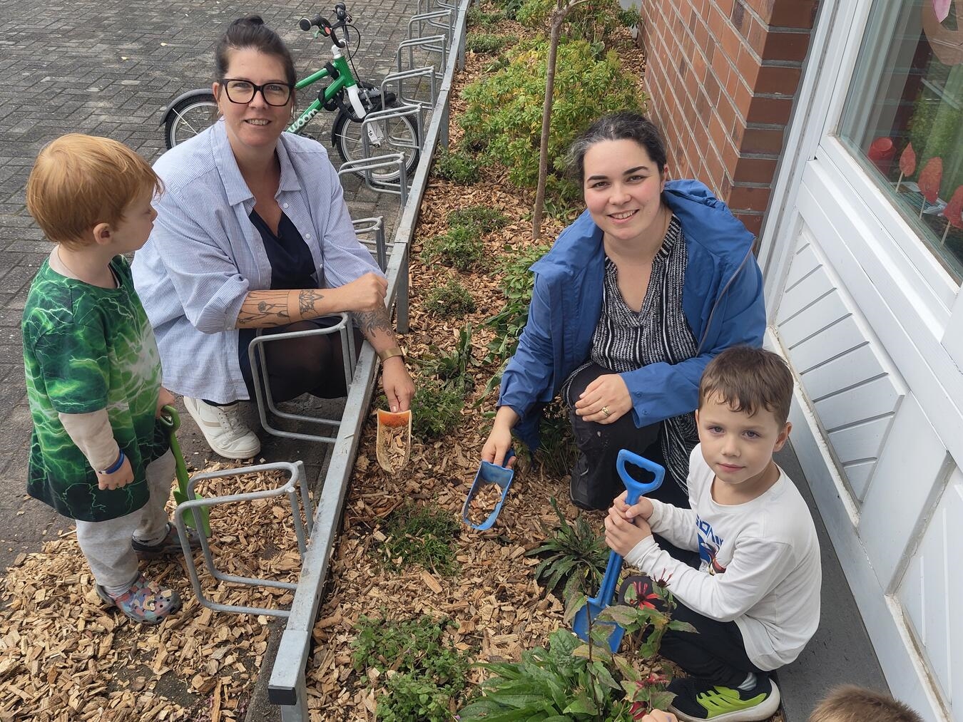 "Kita Spatzennest erhält 40 Pflanzen für Insektenfreude-Projekt in Kevelaer, gefördert durch Nabu."
