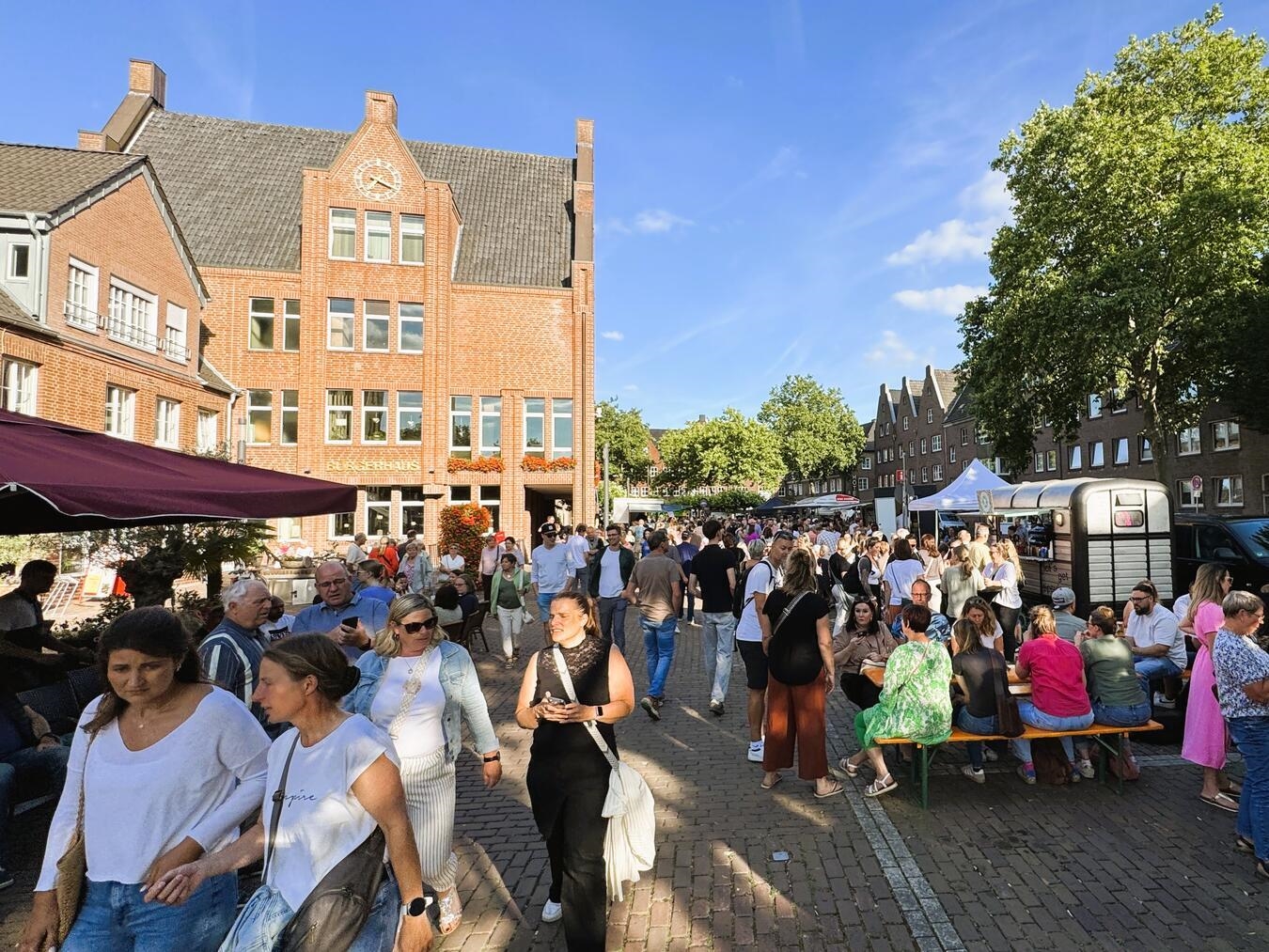 "Feierabendmarkt in Rees mit Blutspendeaktion, 13. August, Stadt Rees"