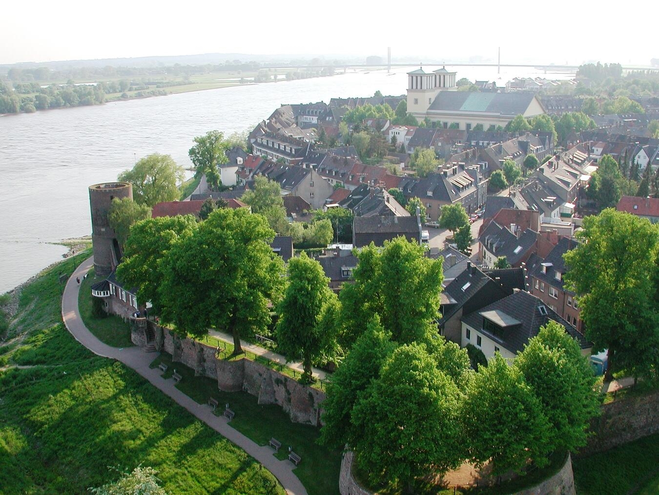 "Stadtbefestigung Rees am Rhein, historische Mauer mit Türmen in malerischer Landschaft"