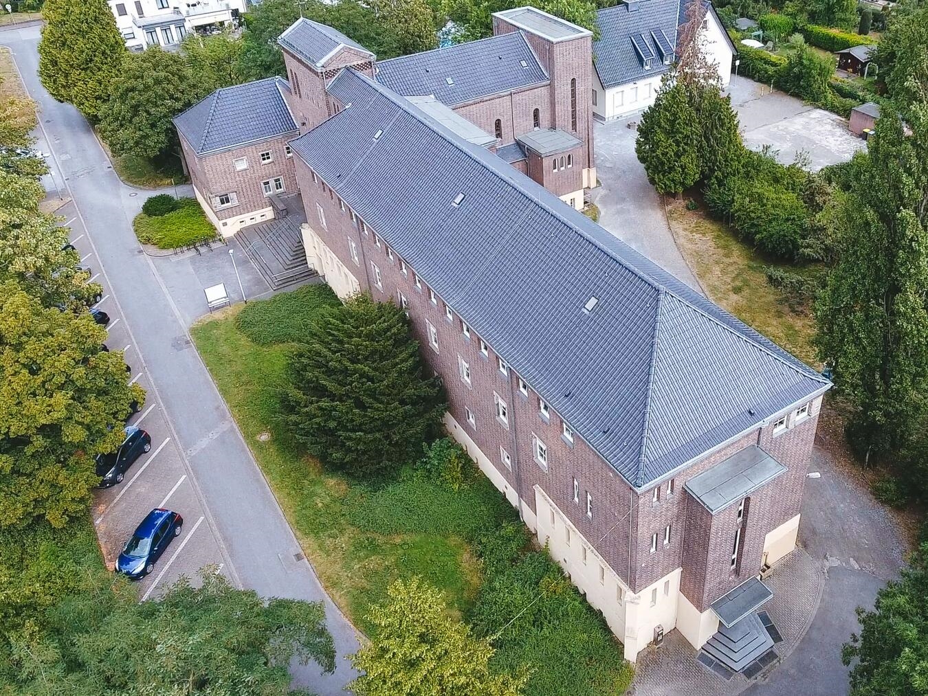"Stadtbücherei Rheinberg geschlossen am 14. August, Außenansicht der Bibliothek bei Tageslicht"